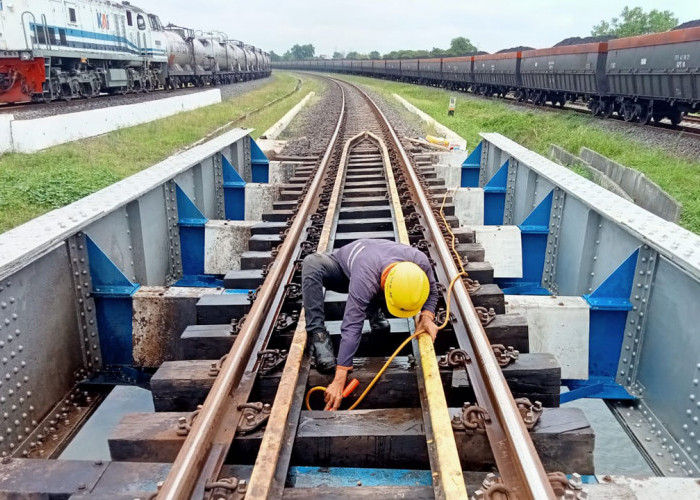 PT KAI Divre III Palembang Optimalkan Perawatan Jembatan untuk Kelancaran Perjalanan Kereta Api