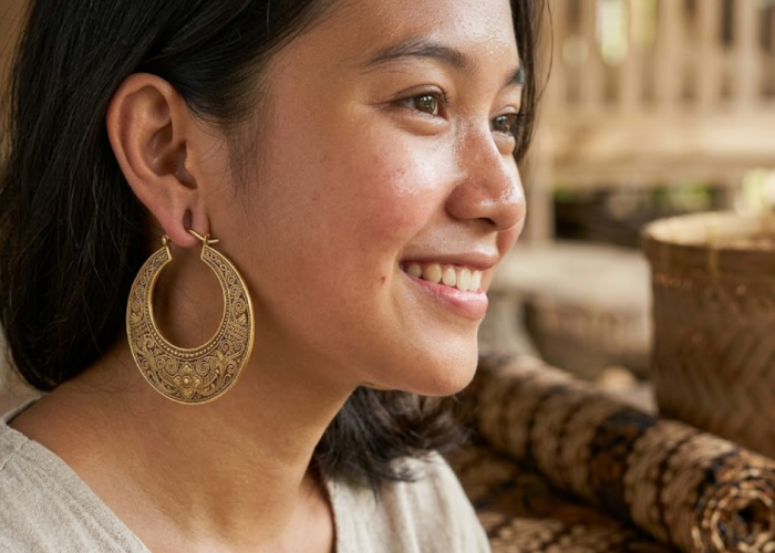 Model Anting Emas Bulat Besar dengan Sentuhan Ukiran Etnik yang Elegan dan Berkarakter
