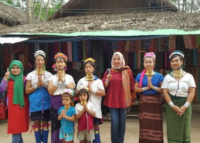 Alasan Kesehatan: Tradisi Menumpuk Kalung di Leher Suku Karen Thailand Hampir Punah