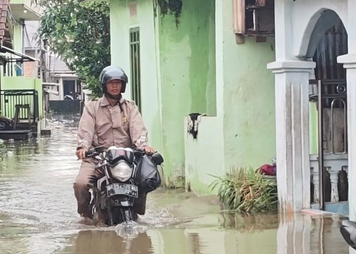 Warga Keluhkan Banjir di Kemuning, Akses Jalan Terhambat