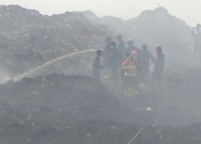 Video: Kebakaran Hari Ke-2 TPA Sukawinatan Palembang Masih Diselimuti Kabut Asap