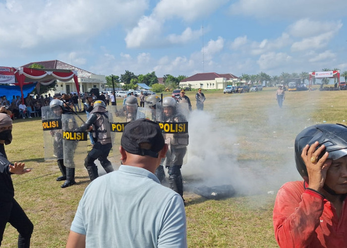 Simulasi May Day, Massa Tolak Kenaikan BBM Bentrok dengan Polisi di Ogan Ilir