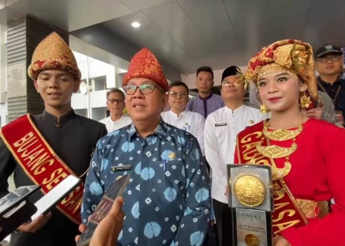 Pj Bupati Muara Enim Arak Piala Adipura Ke-15 Keliling Kota, Masyarakat Bangga Bisa Pertahankan Kebersihan