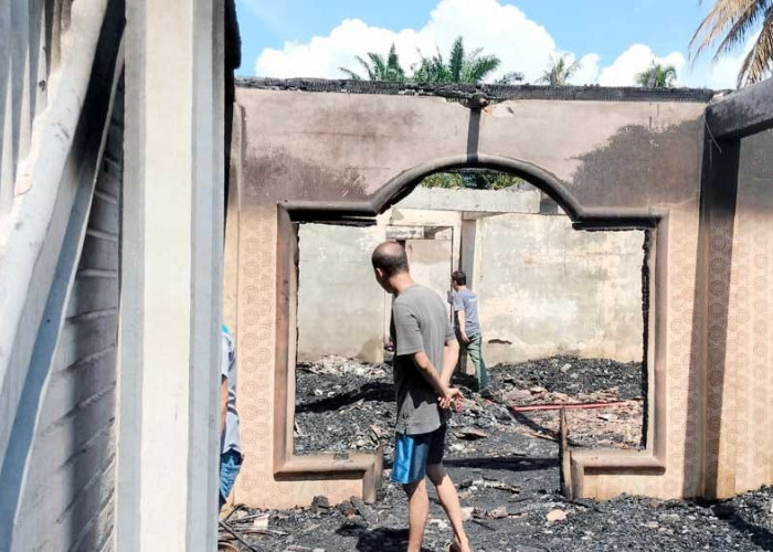 60 Juta Rupiah Hangus Jadi Abu Usai Rumah Panggung Syarkowi di Pedamaran Terbakar