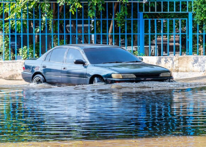 Cara Efektif Menghindari Mobil Matik Mogok di Tengah Banjir