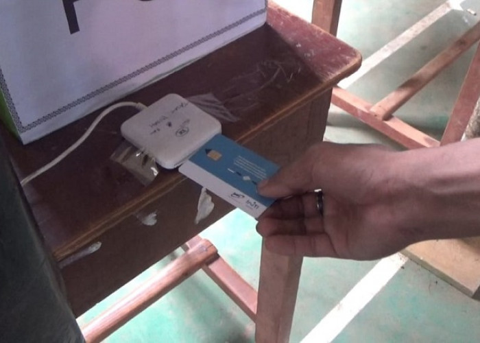 Meski Bingung Gunakan Sistem E-Voting, Warga Desa Antusias Ikuti Pilkades Serentak di Kabupaten Banyuasin