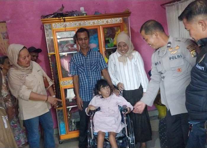 Polres Ogan Ilir Bantu Kursi Roda untuk Anak Disabilitas di Tanjung Batu