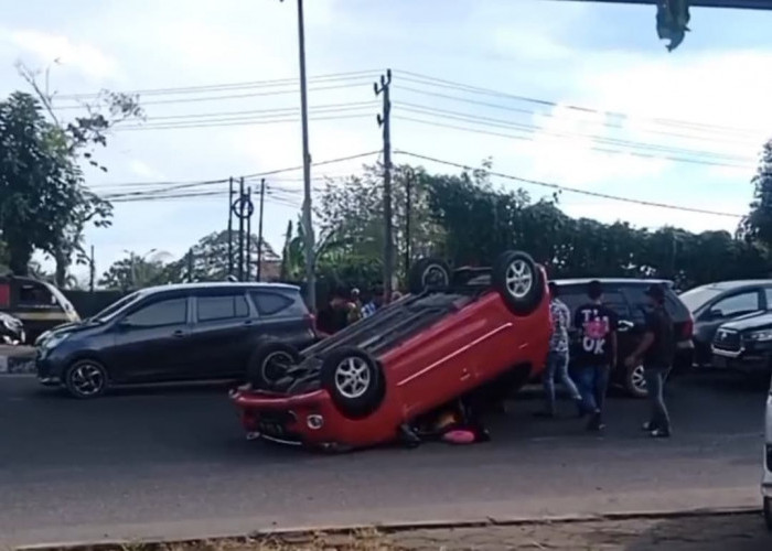 Dua Mobil Tabrakan di Palembang, Satu Terguling