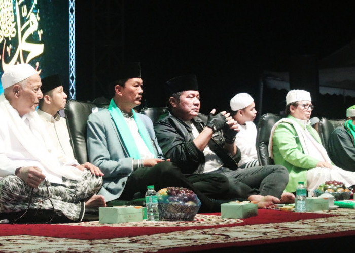 Malam Tahun Baru, Herman Deru, Harnojoyo dan Ribuan Umat Palembang Dzikir Bersama di BKB  Palembang