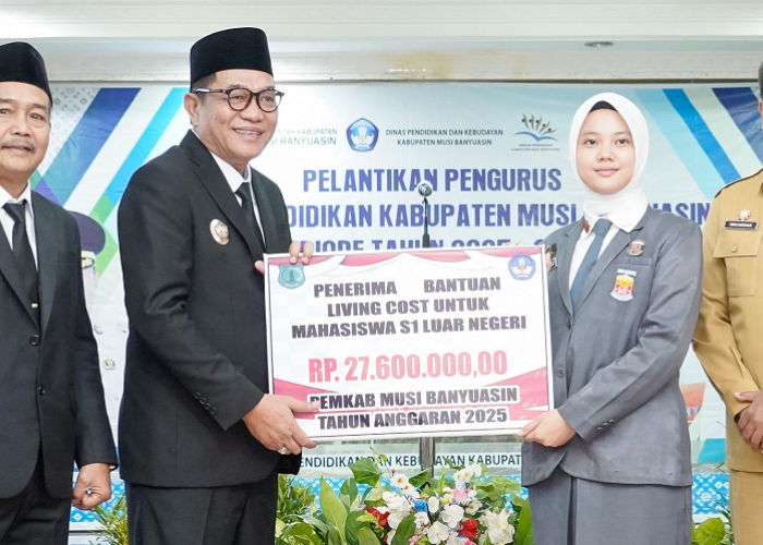 Bupati Toha serahkan bantuan living cost Rp27,6 juta kepada Rini
