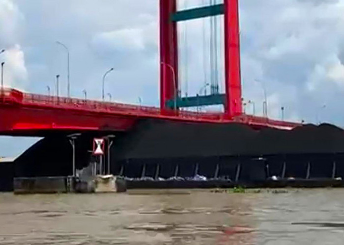 Kapal Ponton Muatan Batubara Tersangkut di Bawah Jembatan Ampera