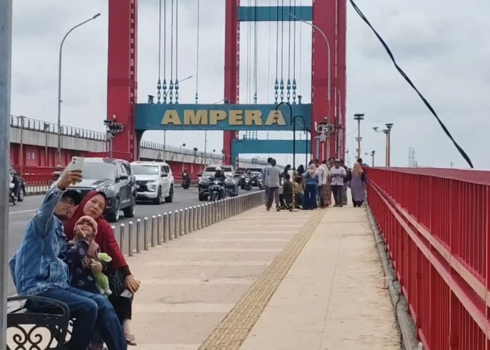 Libur Tahun Baru, Jembatan Ampera Dipadati Wisatawan