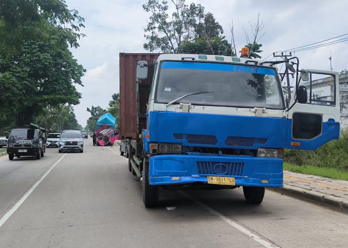Truk Tabrak Truk Kontainer Mogok di Alang-Alang Lebar, Seorang Kernet Tewas Seketika