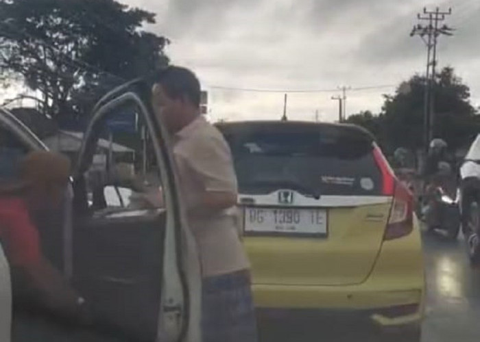Viral! Dua Pengemudi Mobil Baku Hantam di Jalintim Indralaya Ogan Ilir Usai Bersenggolan