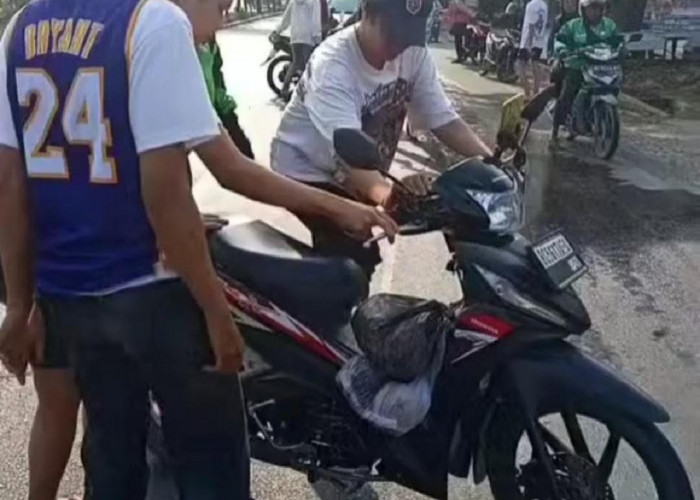 Pengendara Motor Terjatuh Akibat Tumpahan Minyak di Jalan R Sukamto Seberang PTC Mall Palembang