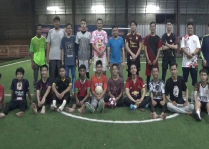 Jalin Silaturahmi, Anggota Dewan Palembang Main Futsal Bareng Warga