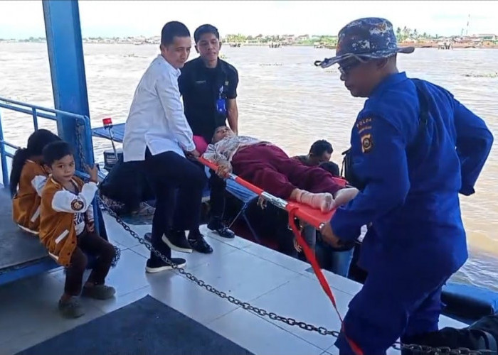 Ambulans Apung Polda Sumsel Selamatkan Pasien Lansia di Desa Upang