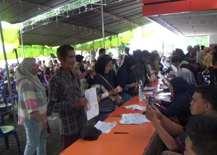 Jelang Natal, Ribuan Warga Palembang Serbu Penyaluran Bansos 