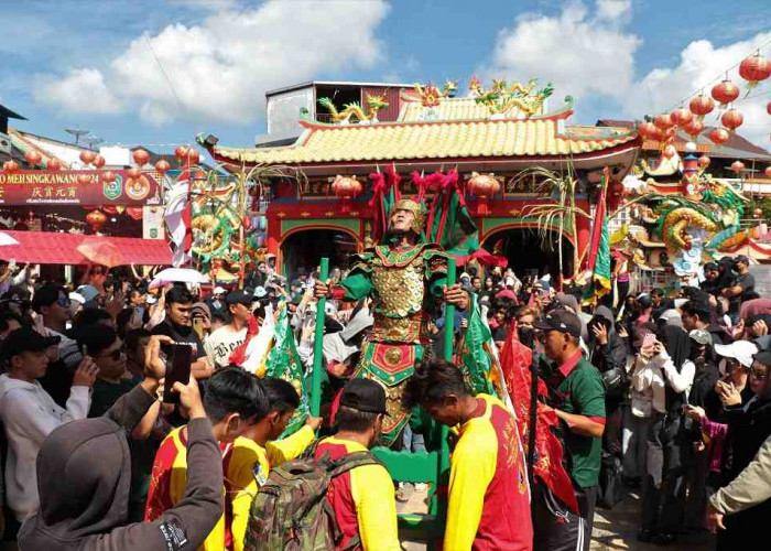 Ratusan Tatung Meriahkan Ritual Cuci Jalan Sambut Cap Go Meh 
