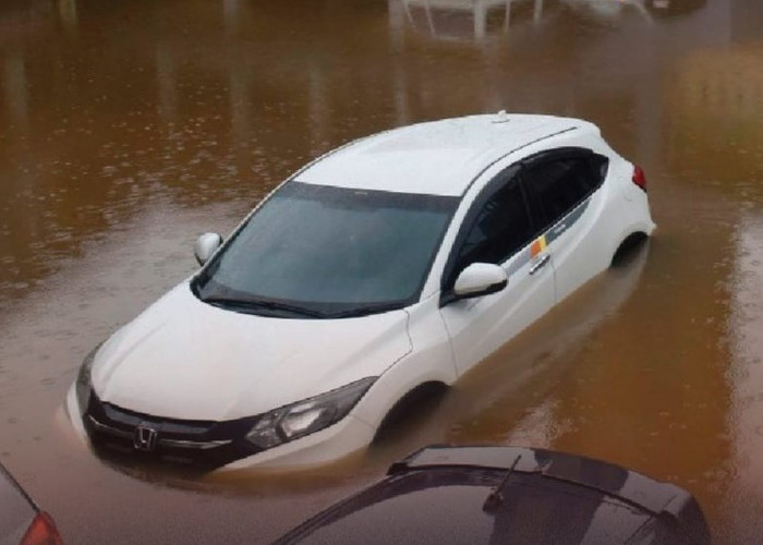 4 Cara Mengatasi Tantangan Berkendara di Musim Hujan: Tips Aman dari Auto2000