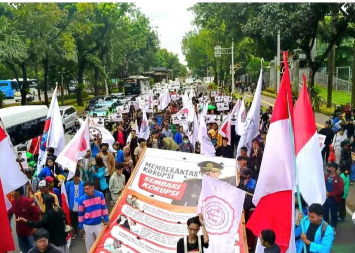 Ratusan Aktivis KOSMAK Gelar Aksi di Monas, Desak KPK Tangkap Jampidsus