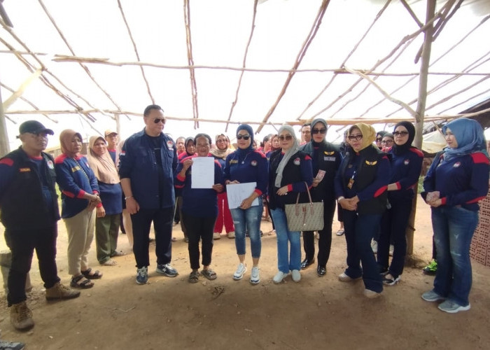 PMPB Sumsel Serahkan Bantuan Modal Rp60 Juta kepada Pengrajin Batu Bata