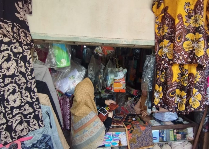 Pasar Kuto Palembang, Lantai 2 Hanya Tinggal Beberapa Penjual Pakaian