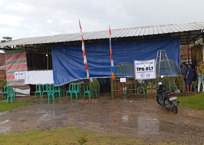 Pemilihan Umum (Pemilu) di Kota Prabumulih hujan deras, Petugas KPPS Kewalahan.