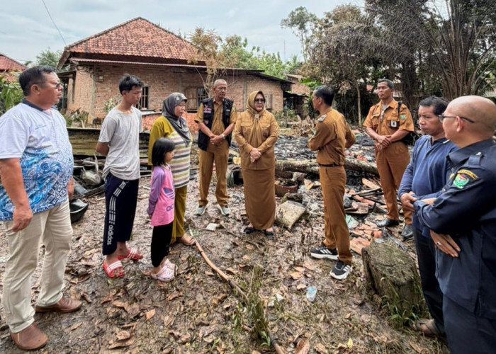 Sumarni Salurkan Bantuan Korban Kebakaran Desa Lubuk Raman