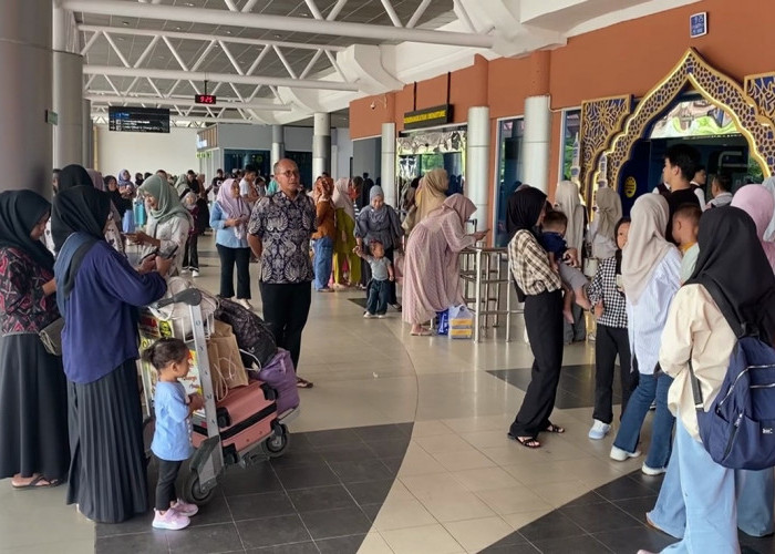 Puncak Arus Balik, Bandara SMB II Palembang Dipadati Penumpang 