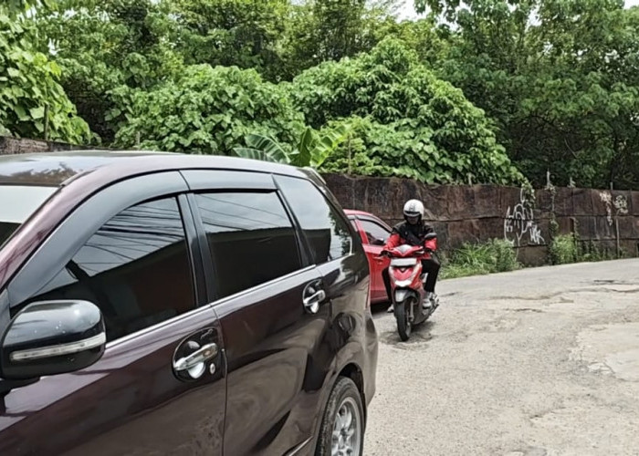 Jalan Simanjuntak Rusak, Warga Khawatir Picu Kecelakaan