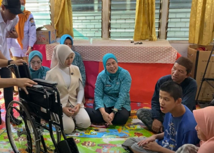 Suasa Haru Warnai Penyerahan Bantuan Kursi Roda untuk Ulil Albab 