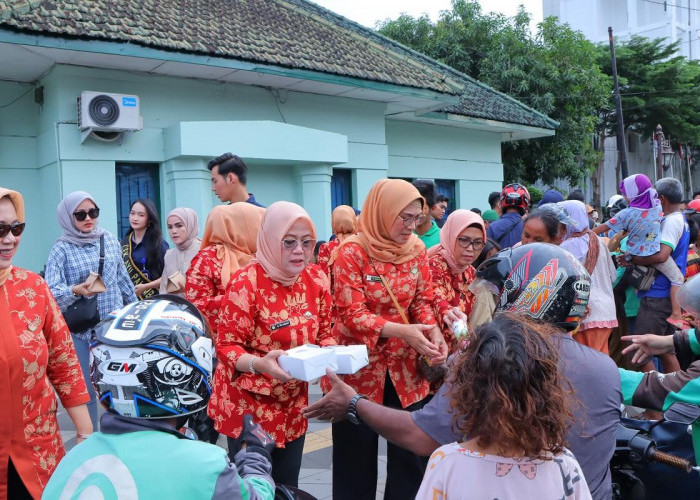 Semangat Ramadan, Dharma Wanita Persatuan Kota Palembang Berbagi Takjil Perkuat Silaturahmi