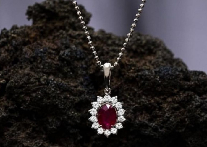 Kombinasi Mewah Liontin Emas dengan Sentuhan Berlian dan Batu Mulia