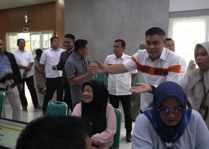 Hari Pertama Masuk Kerja Pasca Libur Lebaran, Sekda Palembang Tinjau Pelayanan di Rumah Aspirasi 