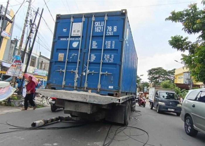 Rem Blong, Truk Kontainer Tabrak Tiang Listrik Hingga Terseret Puluhan Meter