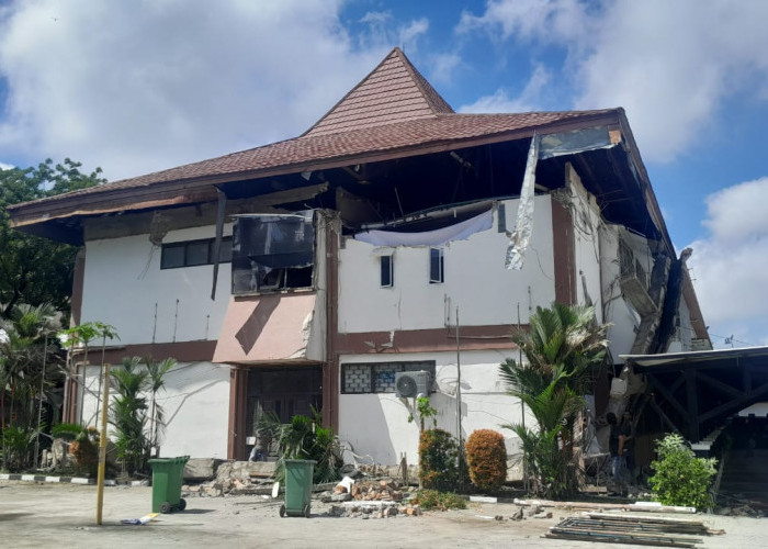 Akibat Hujan Lebat, Talang Air Kantor Bapenda Sumsel Roboh