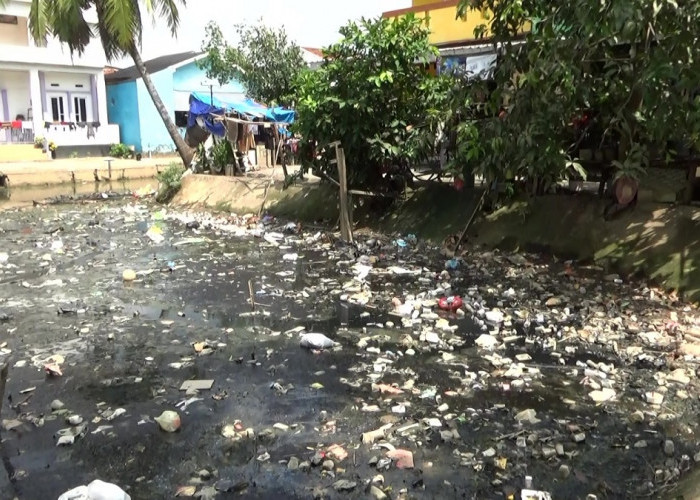 Waduk Talang Aman Dipenuhi Sampah, Warga Keluhkan Bau Tak Sedap