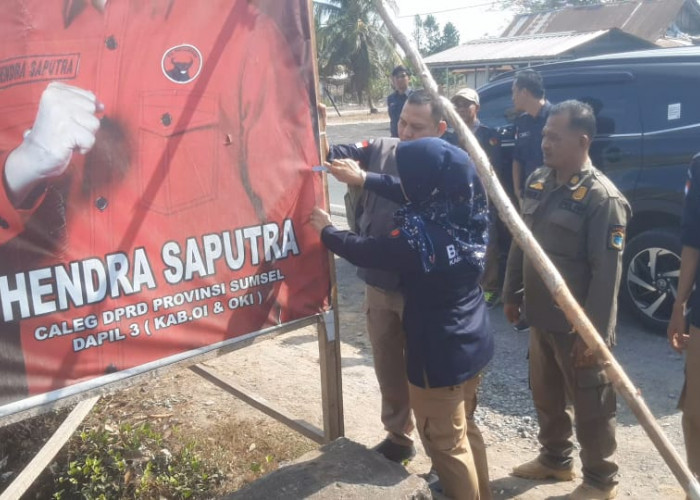 Jelang Pemilu 2024, Bawaslu Ogan Ilir Tertibkan Baliho Liar yang Tersebar di 16 Kecamatan