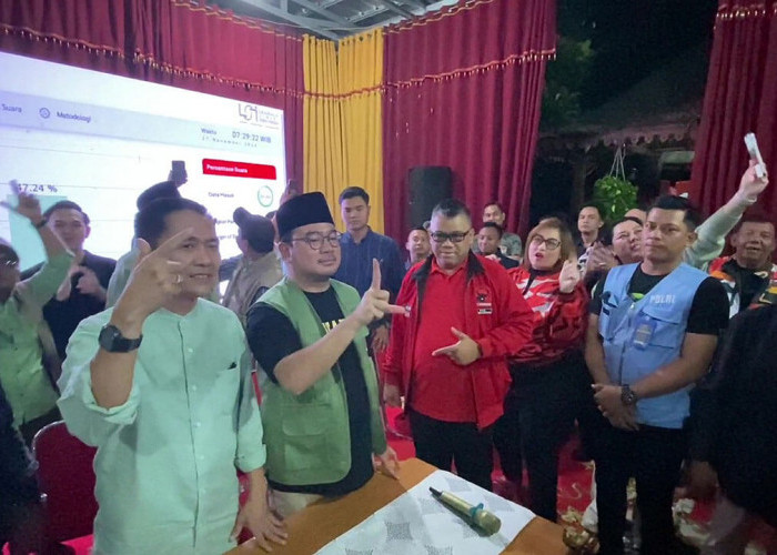 Suasana Haru Warnai Keunggulan Quick Count Paslon Walikota Palembang Ratu Dewa-Prima Salam