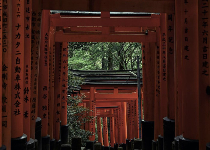 Fushimi Inari Taisha Keindahan Kuil menarik ribuan pengunjung di Kyoto