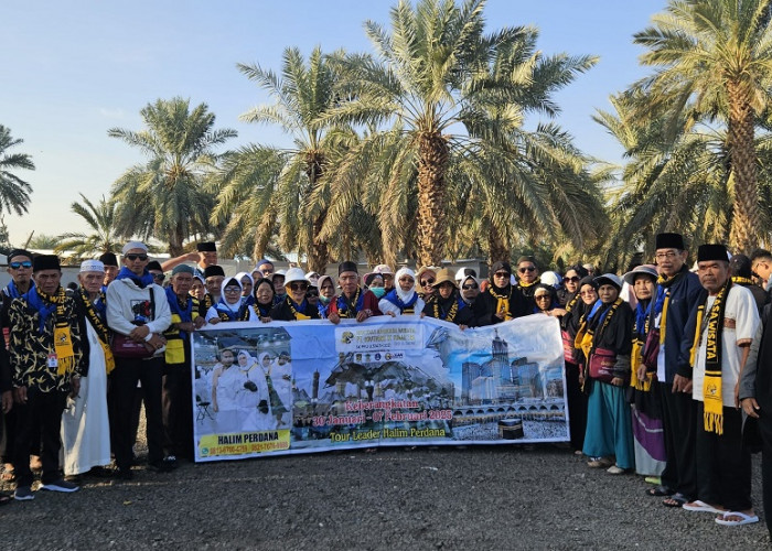 Kebahagiaan 433 Jemaah Holiday Angkasa Wisata Saat Berkunjung ke Kebun Kurma