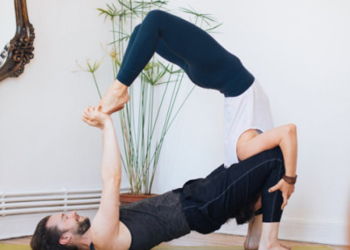 Keistimewaan Yoga Bersama Pasangan, Tenyata Bisa Membuat Hubungan Lebih Intim dan Harmonis!