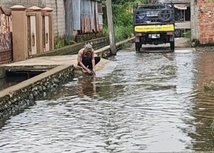  Genangan Tak Surut Dua Minggu, Aktivitas Warga Lorong Pamuda Terganggu