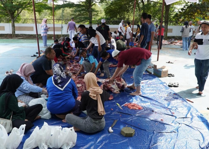 500 Paket Daging Kurban dari Kejati Sumsel untuk Masyarakat dan Panti Asuhan di Kota Palembang