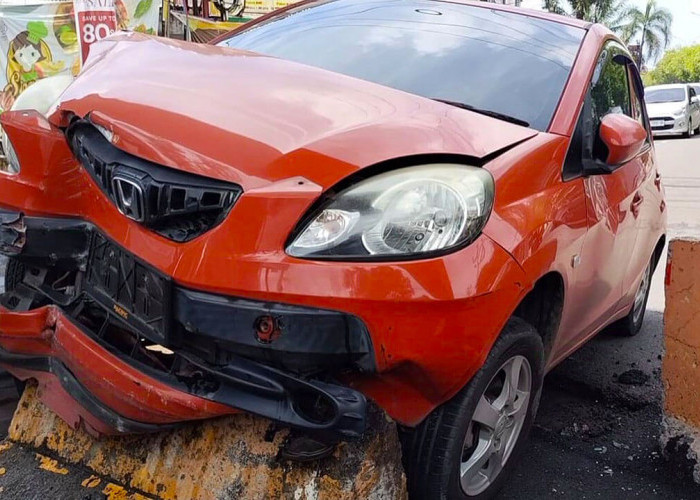 Diduga Sopir Mengantuk, Mobil Honda Brio Hantam Pembatas Jalan Angkatan 45 Palembang