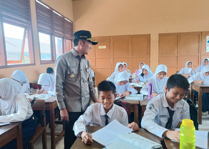 Hari Pertama KBM Tatap Muka, Pj Walikota Palembang Tinjau SMP Negeri 5