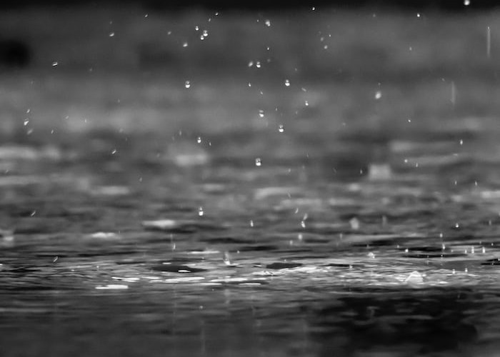 Benarkan Jika Kepala Kena Air Hujan Akan Menyebabkan Sakit ;  Mitos dan Fakta