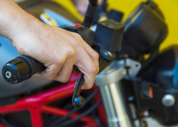  Waspada! Ini 5 Penyebab Handle Rem Motor Terasa Blong yang Harus Kamu Tahu