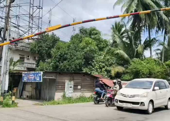 Bahaya Mengintai! Portal Sako Baru Miring Ancam Nyawa Pengguna Jalan